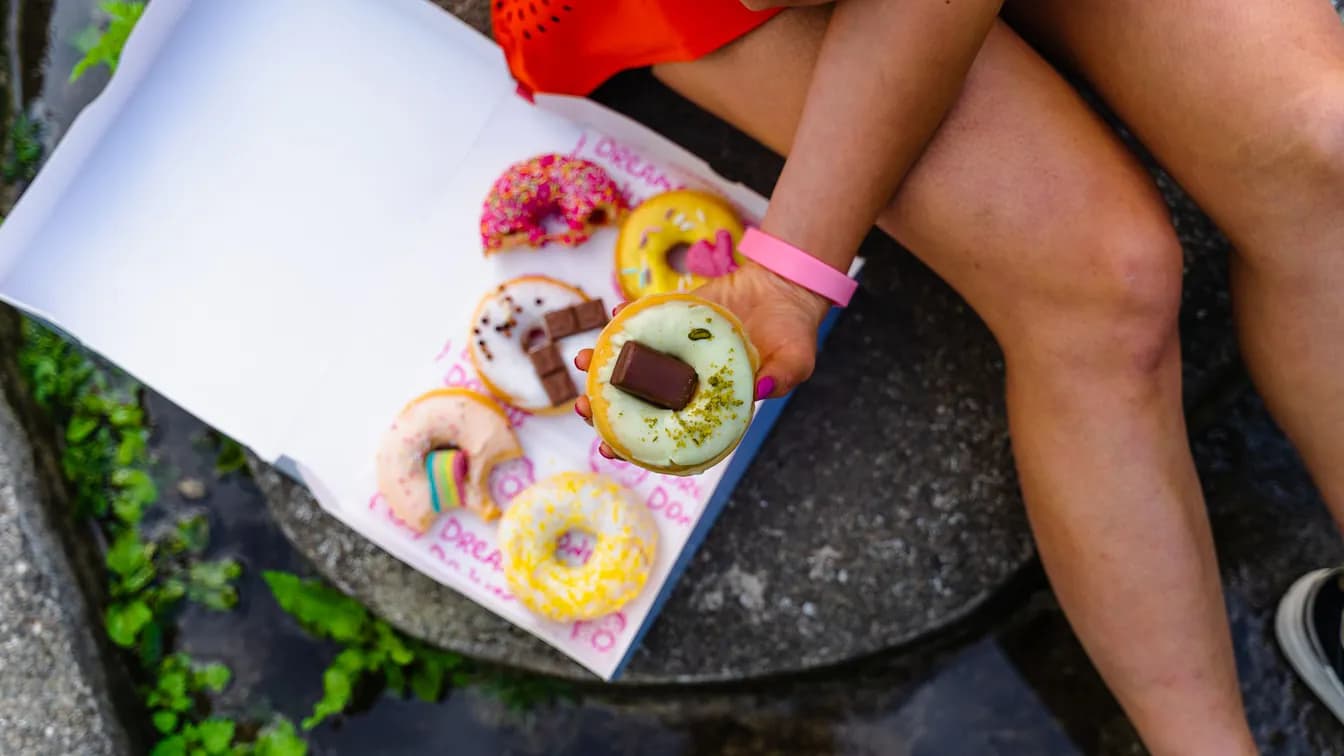 BUGS BUNNY DOUGHNUT