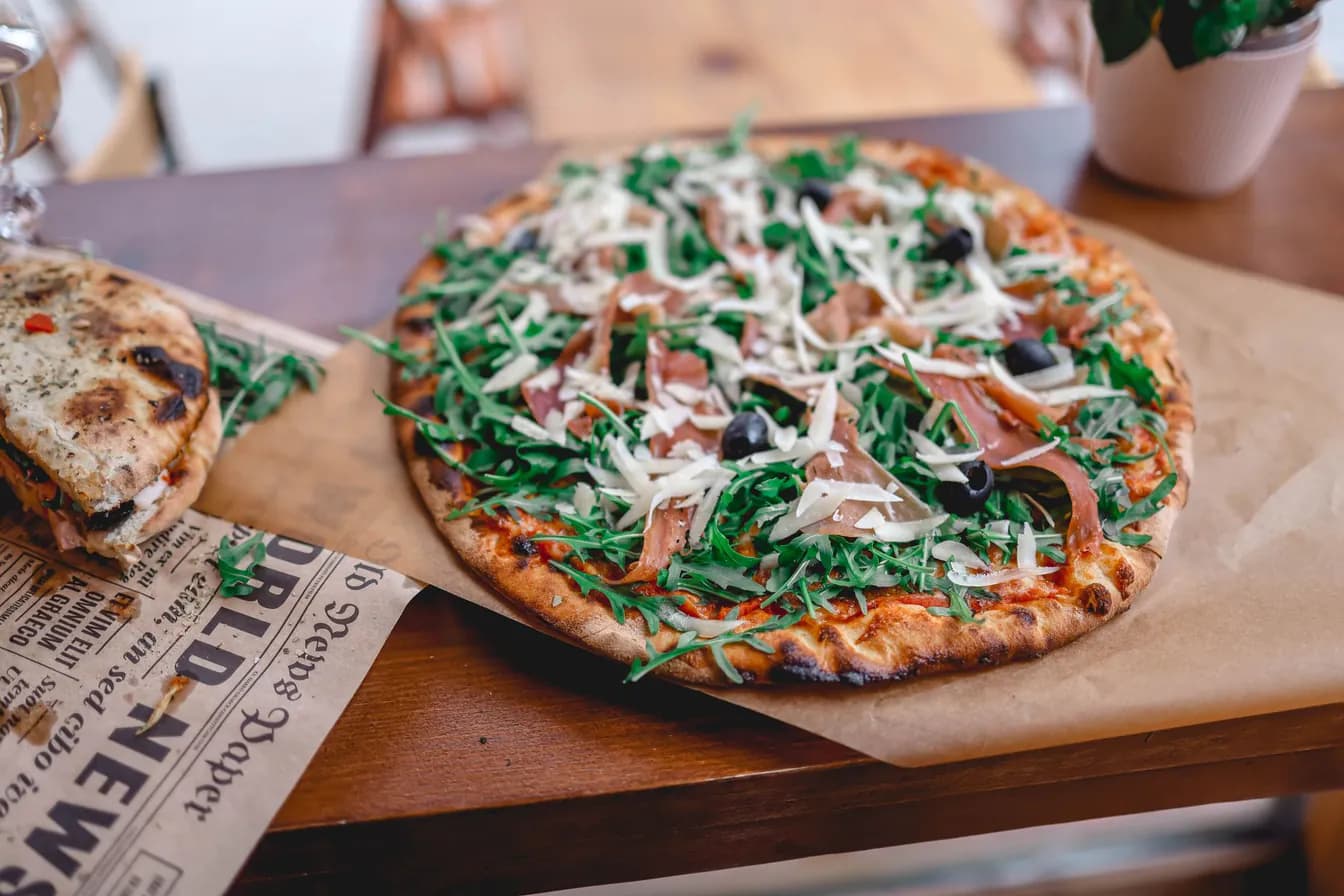 ARUGULA & PROSCIUTTO PIZZA