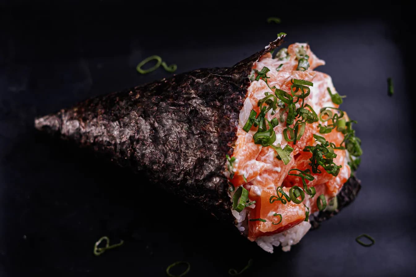 Salmon hand roll