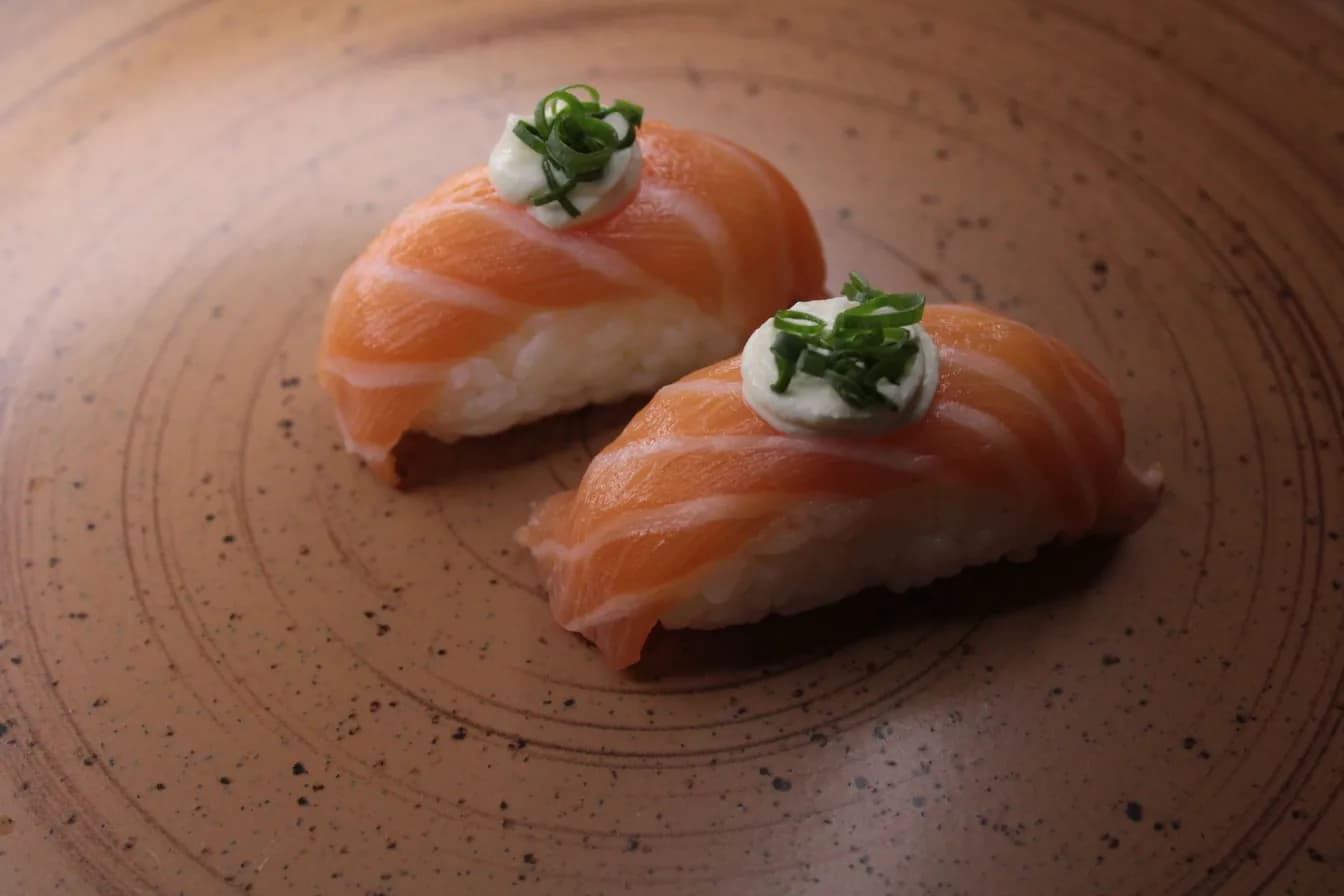 SALMON NIGIRI 2pcs
