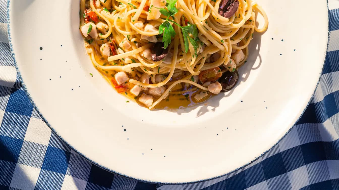 Pesce spada con uvetta, pinoli e olive