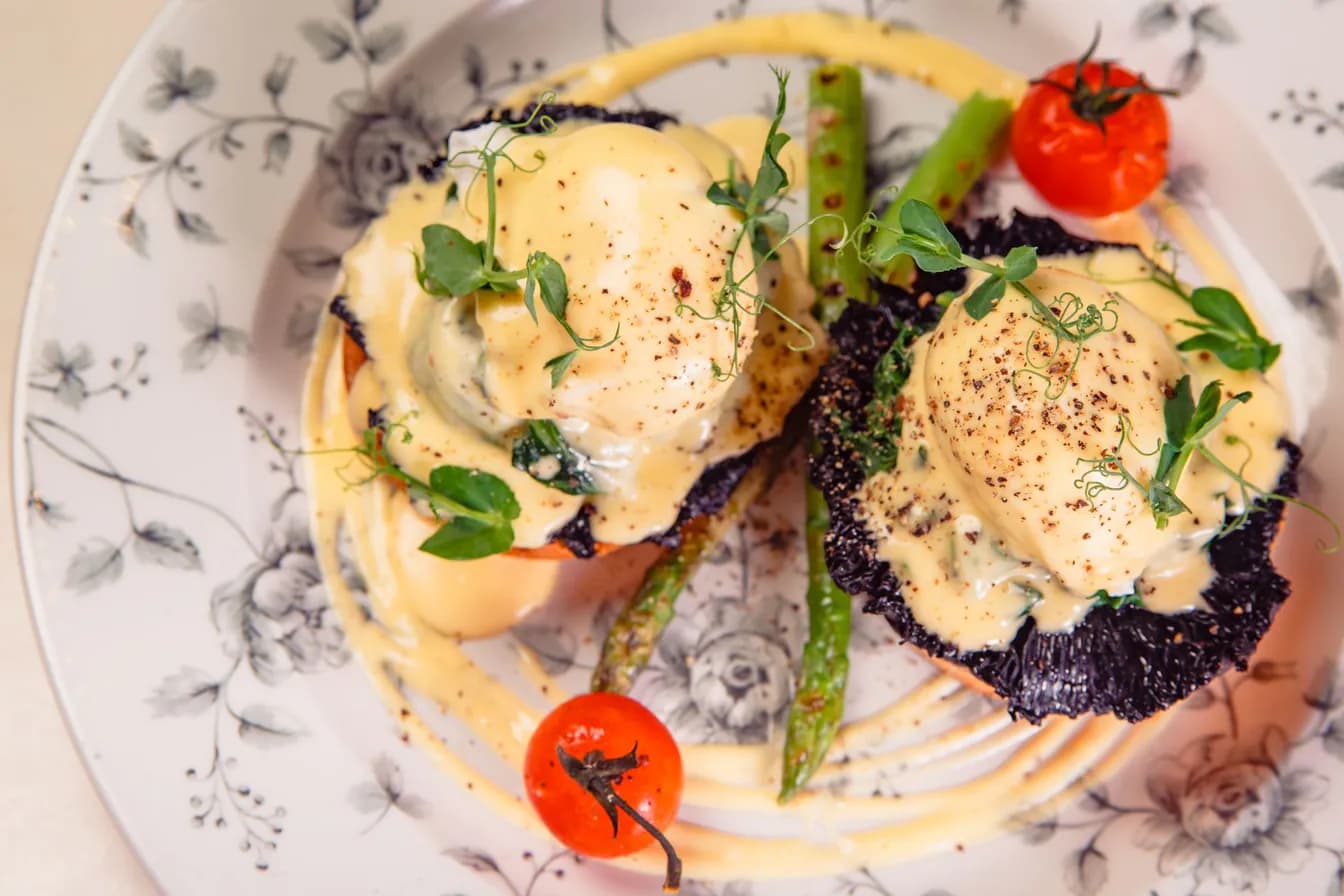 ASPARAGUS & HOLLANDAISE