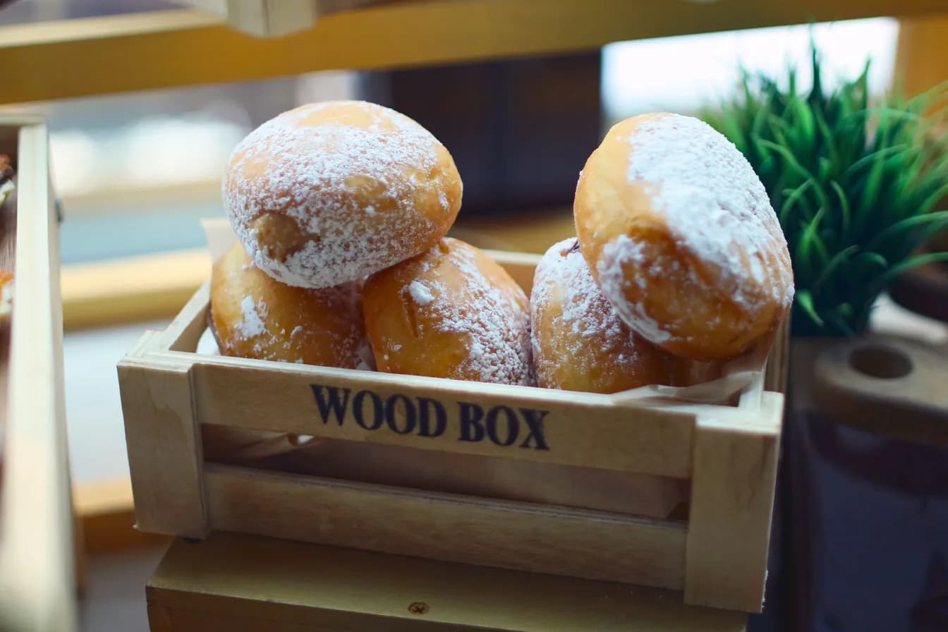 16 Piece Boston Signature Wood Box