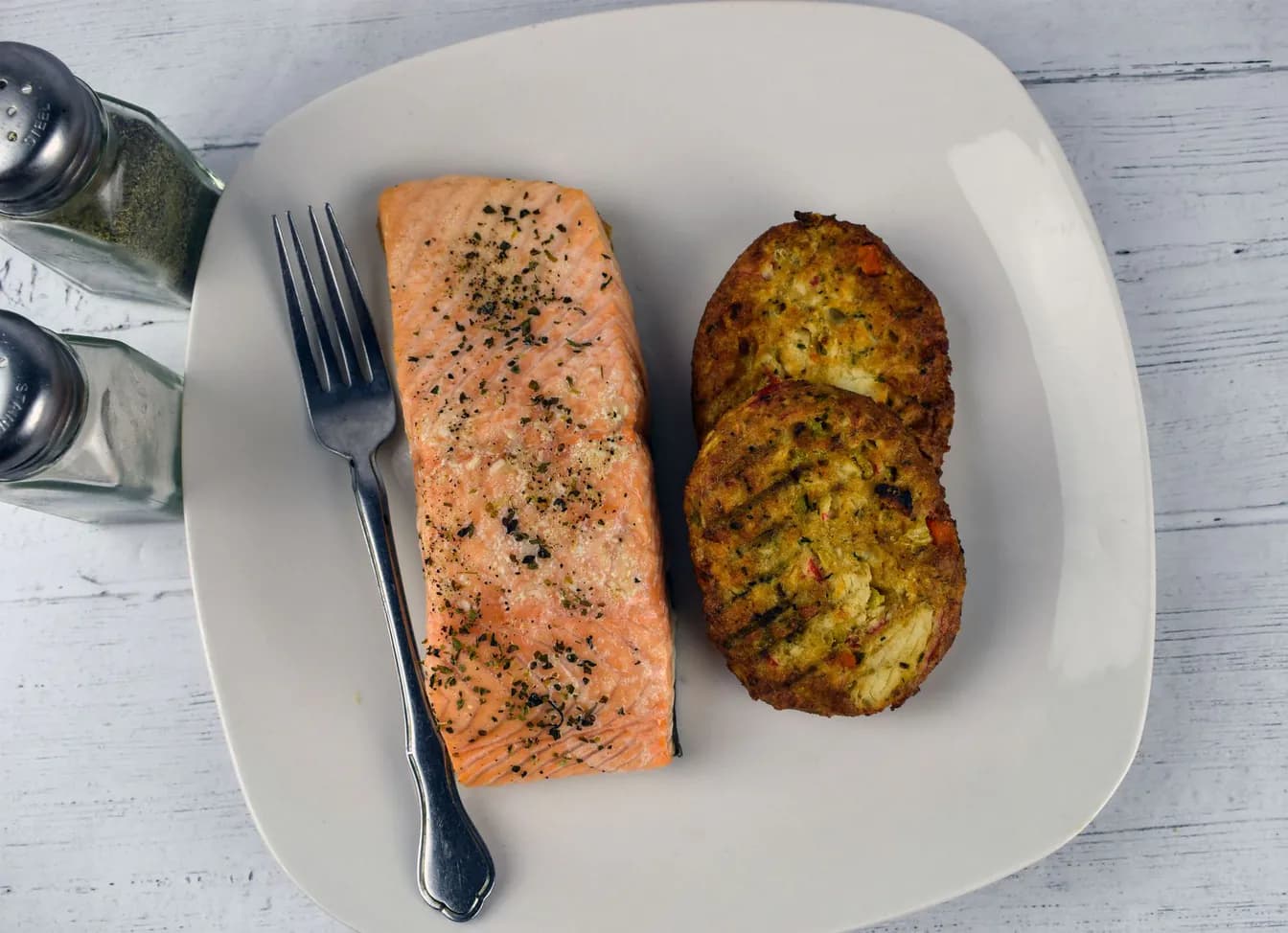 CEDAR PLANK CRAB CAKES