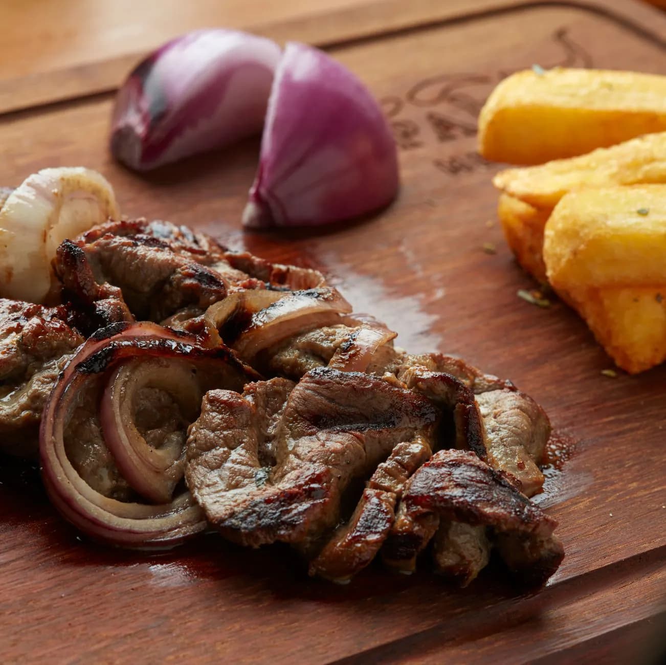 BISTEC ENCEBOLLADO