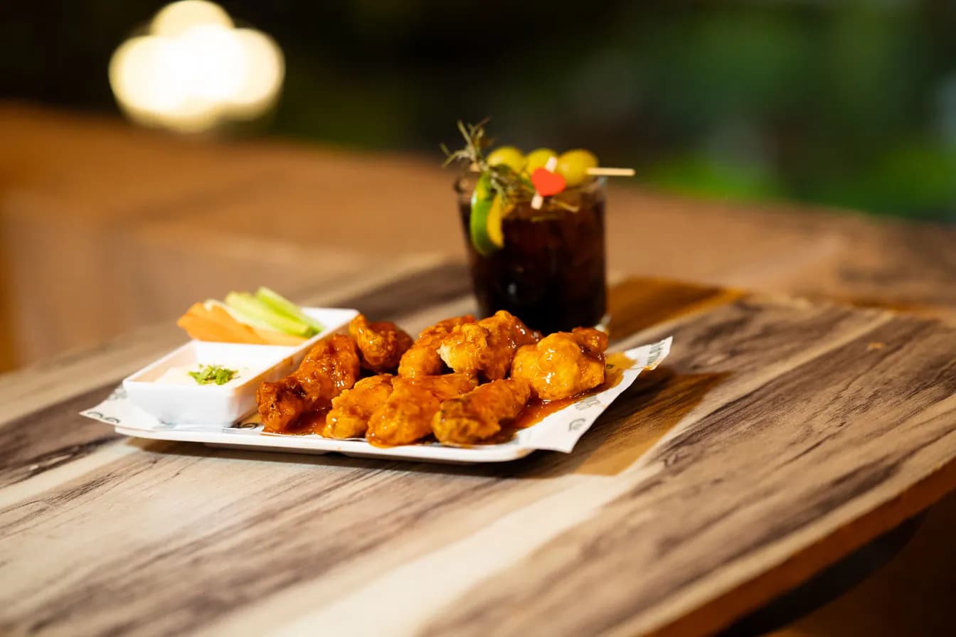 Buffalo Chicken Wings / Garlic Wings