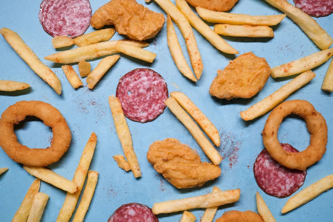Pedazos de Pollo con Papas Fritas / Chicken Nuggets with French Fries